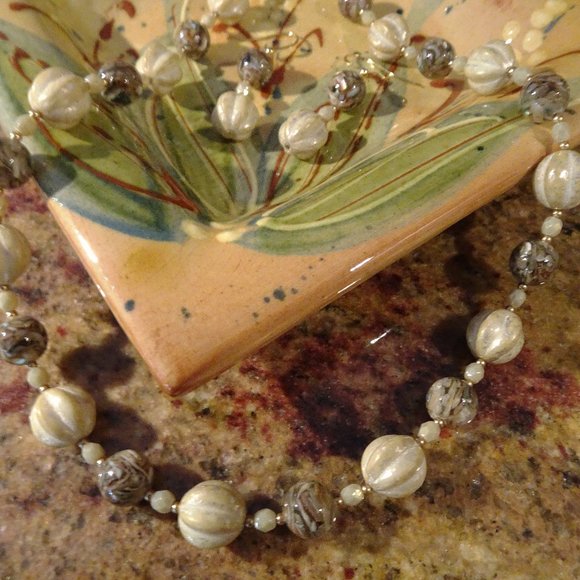 Handmade necklace & earring set with creamy Czech melon beads - Picture 6 of 7